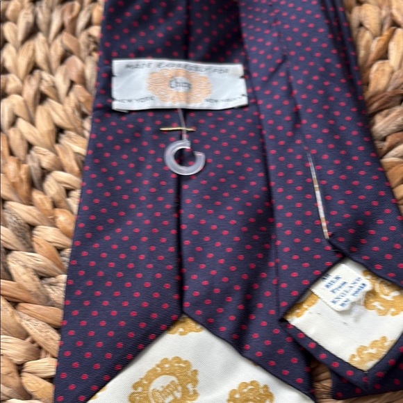 Chipp silk tie made in England navy with red polka dots - Picture 4 of 6